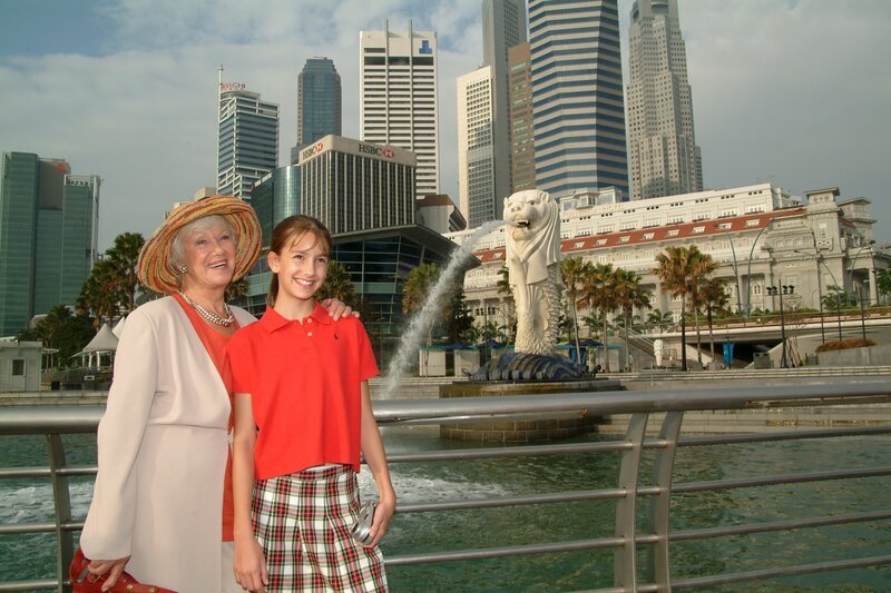 Elsa (Maria Sebaldt, l.) und Betty (Julia M. Krombach, r.) beim Landausflug in Singapur. – Bild: ZDF und Dirk Bartling