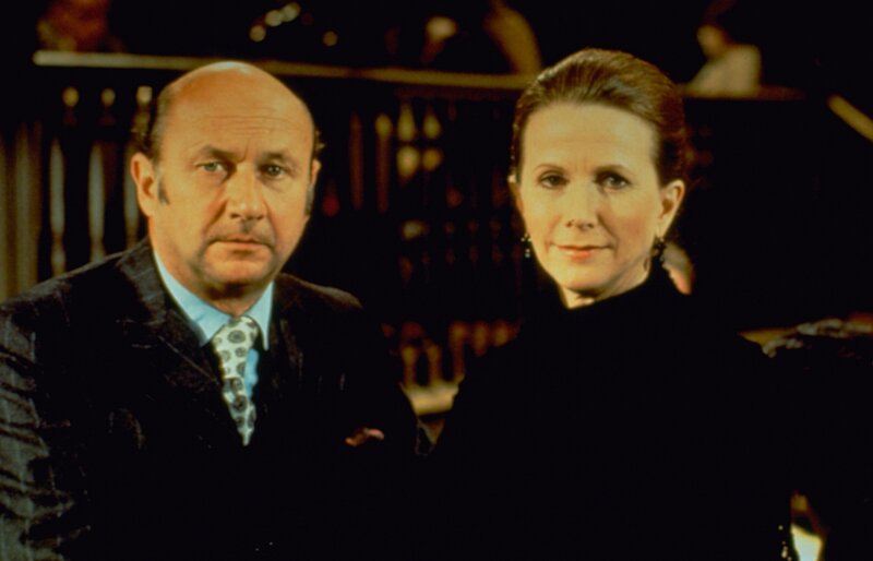 Adrian Carsini (Donald Pleasence, l.); Karen Fielding (Julie Harris, r.) – Bild: port.hu