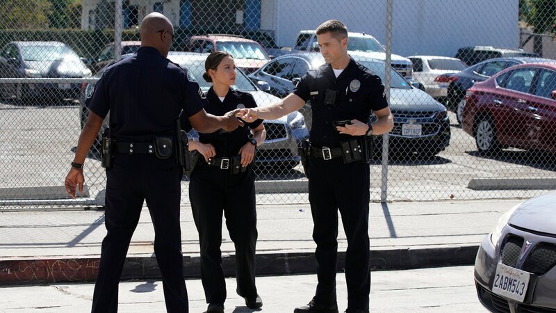Officer Bradford (Eric Winter, r.) ist mit Lucy Chen (Melissa O’Neil, M.) auf ein stehendes Auto aufgefahren und lässt sich anschließend auf Anraten von Sergeant Wade Grey (Richard Jones, l.) im Krankenhaus untersuchen. – Bild: ZDF