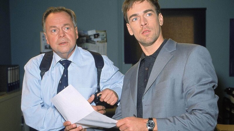 Kehler (Wolfgang Bathke, l.) und Bonhoff (Wolfgang Krewe) sind sich fast sicher, dass Alicia Palenberg etwas mit dem Tod ihres Mannes zu tun hat. – Bild: TVNOW /​ Rolf Baumgartner