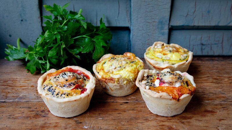 Mini-Quiches mit verschiedenen Füllungen. – Bild: NDR/​Claudia Timmann