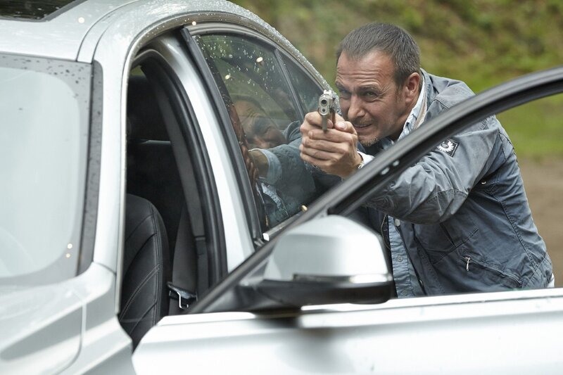 Semir (Erdogan Atalay) und Ben versuchen die Gangster aufzuhalten, doch diese können in den nahegelegenen Wald flüchten … – Bild: RTL /​ Guido Engels