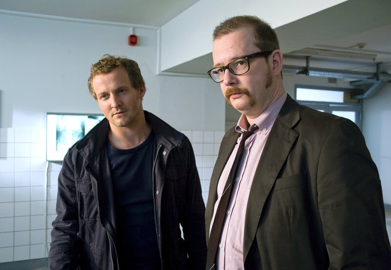 Die Kriminalhauptkommissare Stefan Deininger (Gregor Weber, r.) und Franz Kappl (Maximilian Brückner) klären offene Fragen. – Bild: SR/​SR/​Manuela Meyer