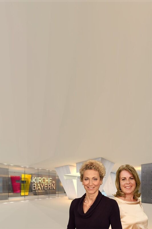 Das Moderatorenteam: Bernadette Schrama (links) und Britta Hundesruegge im neuen Studioset. – Bild: Bibel TV