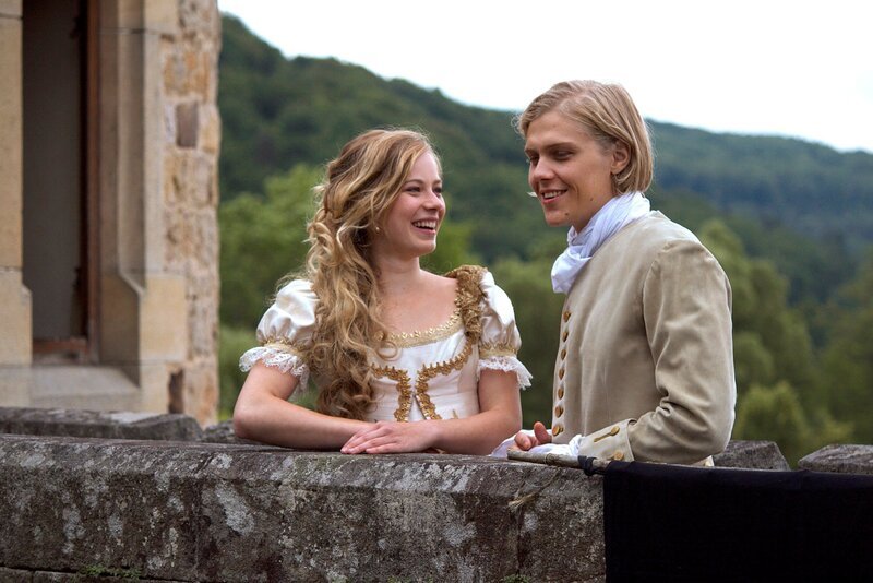 Felix (Jacub Gierszal) und Prinzessin Isabell (Saskia Rosendahl) schauen einer glücklichen Zukunft entgegen. – Bild: SWR/​Egon Werdin