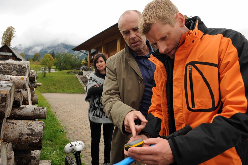 Andreas Marthaler (Martin Gruber, r.) bespricht mit Robert Steinhöfel (Peter Kremer, M.) die anstehende Suche nach dessen vermisster Tochter. – Bild: ZDF/​Thomas R. Schumann