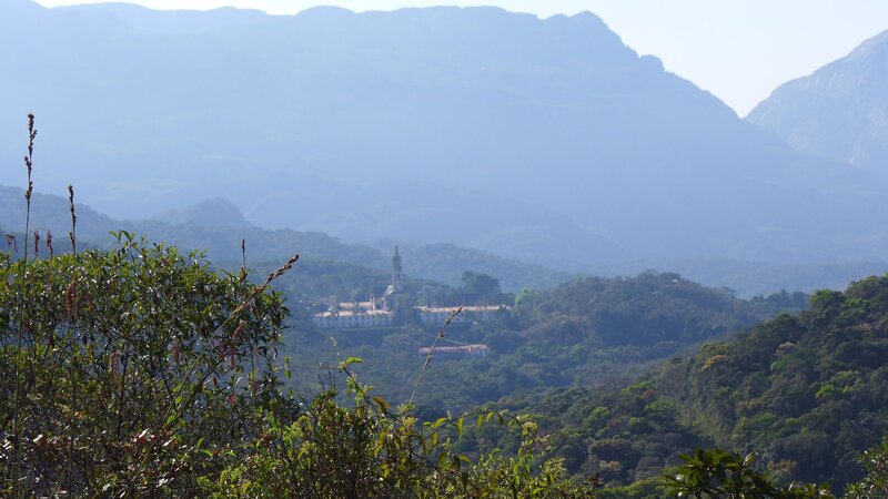 Blick auf das Kloster Caraça. – Bild: BR/​Andrea Rüthlein