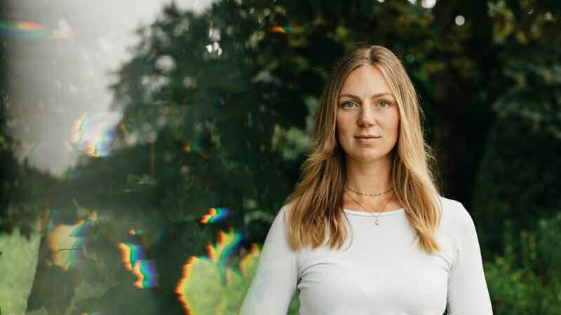 Mara wurde als 18-jährige zwei Mal vergewaltigt. Die Täter sind verurteilt. Sie kämpft sich Jahre nach den Taten zurück ins Leben. – Bild: 3sat