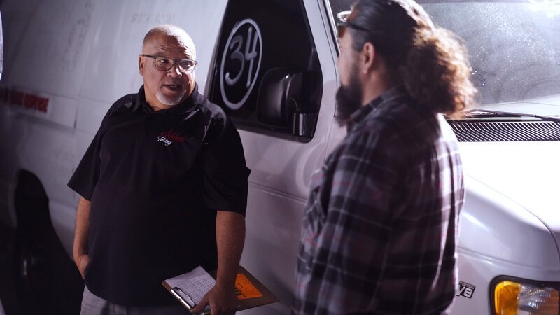 Shawn Davis and Elmer at Ahsley’s Towing – Bild: Warner Bros. Discovery, Inc. or its subsidiaries and affiliates