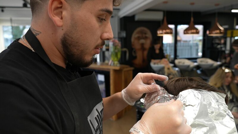 Als ausgebildeter Friseurmeister kann Hasan auch Haare färben. – Bild: RTL /​ solisTV /​ Barber-Boom – Teil 3: Wer wird der Beste in Europa?
