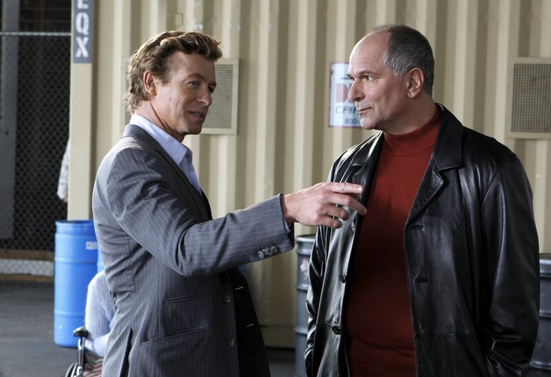 Die stellvertretende Bezirksstaatsanwältin in Sacramento, Kelly Flower, wird erschossen in ihrer Wohnung aufgefunden. Patrick (Simon Baker, l.) und sein Team ermitteln. Hat Hank (John Kapelos, r.) etwas mit dem Mord zu tun? – Bild: Kabel Eins