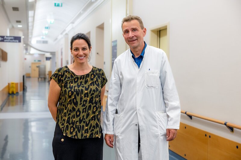 Wie wichtig die erholsame Nachtruhe für uns ist, erfährt Lisa Gadenstätter am eigenen Leib: Im Zuge der Dreharbeiten soll sie drei Tage bzw. 60 Stunden lang wach bleiben. Dabei wird der Verfall ihrer kognitiven und körperlichen Fähigkeiten gemessen und verglichen. Während dieser Zeit trifft Lisa Menschen, für die der Schlaf eine wichtige Rolle spielt – sei es, weil sie anderen helfen besser zu schlafen, weil sie selbst außerordentlich lange wach bleiben müssen oder weil sie es nicht kontrollieren können, wann und wo sie einschlafen. Im Bild: Lisa Gadenstätter mit dem Neurologen Dr. Robert Stepansky. – Bild: ORF/​V-set/​Stefan Vucsina