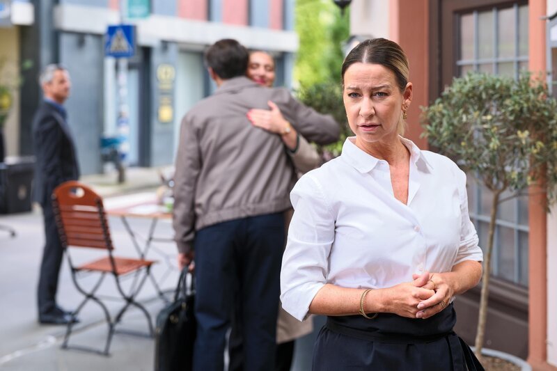 Ute (Isabell Hertel) ist kalt erwischt, Ferhat (Harun Yildirim, M.) mit einer anderen Frau (Isabell Surel) zu sehen. Hinten links Benedikt (Jens Hajek). – Bild: RTL /​ Stefan Behrens /​ Zuckerbrot und Peitsche