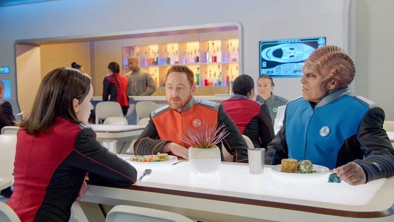 L-R: Lt. Alara Kitan (Halston Sage), Lt. Gordon Malloy (Scott Grimes) und Lt. Cmdr. Bortus (Peter Macon). – Bild: ORF/​PRO7/​Fox/​Michael Becker