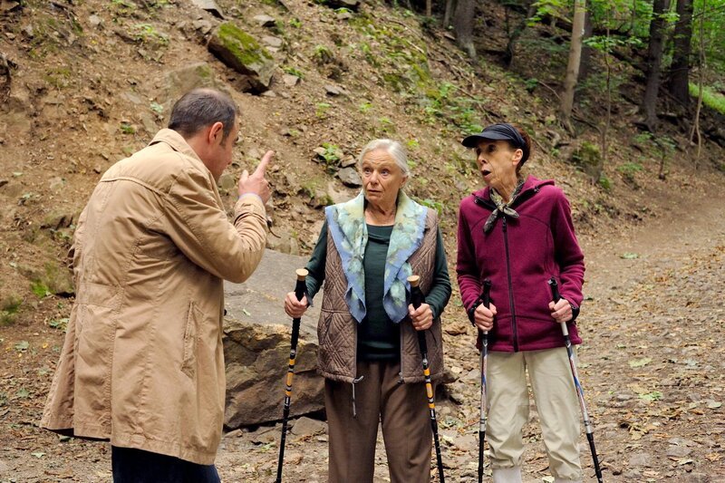 Hauptkommissar Paul Kleinert (Felix Eitner, l.) erklärt den Schwestern Trude (Eva-Maria Kurz, r.) und Hertha Beck (Maria Mägdefrau, M.) mit, dass sie selbst schnell zu Verdächtigen werden können. – Bild: ARD/​Hardy Spitz