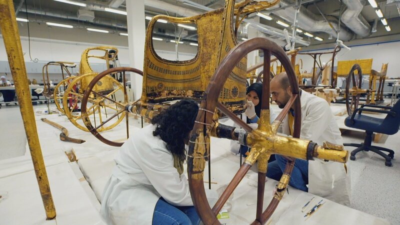 Neuer Glanz für alte Artefakte: In der Werkstatt des Grand Egyptian Museums in Kairo werden die Grabschätze des Tutanchamuns restauriert. – Bild: ZDF