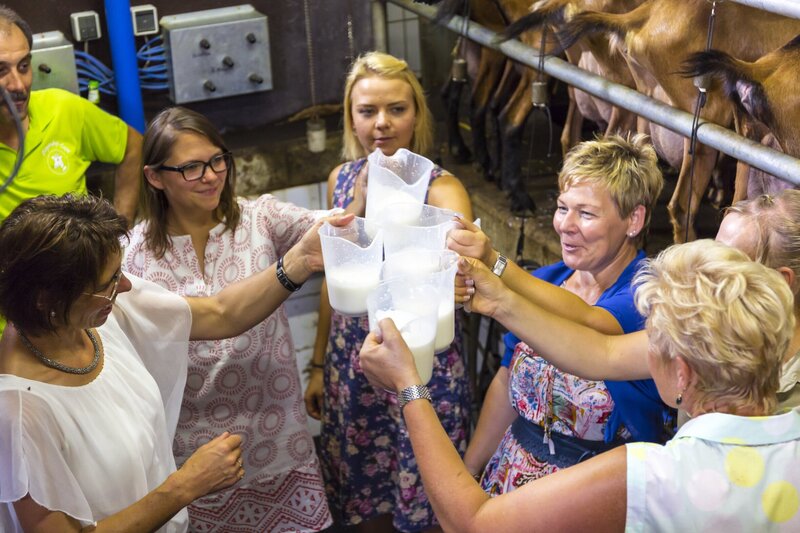 Die Gast-Landfrauen mit der Ergebnis-Milch nach dem Ziegenmelken. – Bild: BR/​megaherz gmbh/​Andreas Maluche