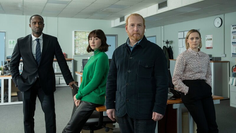 Von links: DC Connor Pollock (Peter Bankolé), DS Layla Walsh (Vanessa Emme), DI Max Arnold (Adrian Scarborough) und DC Jess Lombard (Lucy Phelps): Das Team muss einen mysteriösen Todesfall in einer luxuriösen Wohnanlage für Senioren aufklären. – Bild: ZDF und BBC Studios