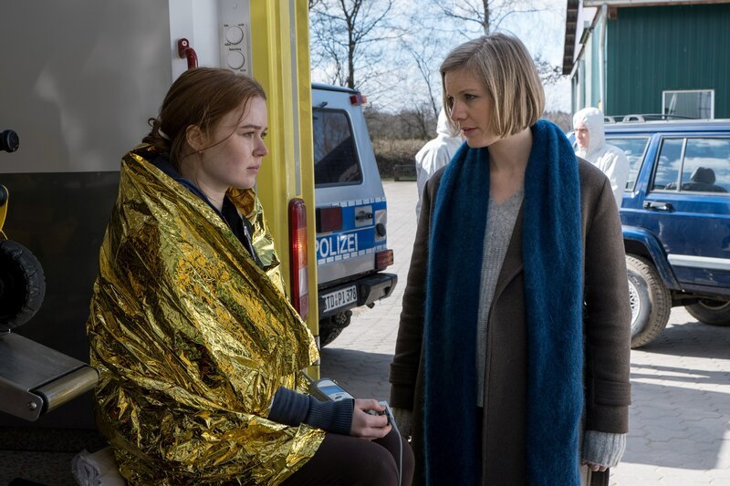 Laura Sommer (Anna-Isabel Hinz, l.) hat ihren Freund Florian tot aufgefunden und wird von Lena Testorp (Anna von Haebler, r.) befragt. – Bild: Manju Sawhney /​ ZDF Enterprises GmbH /​ Die Verwendung ist nur bei redaktioneller Berichterstattung im Rahmen einer Programmankündigung ab 2 Monate vor der ersten Auss /​ © ZDF