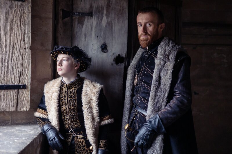 Edward VI. (Oliver Zetterström, l.); Duke of Somerset (John Heffernan, r.) – Bild: The Forge Entertainment Limited /​ Nick Briggs