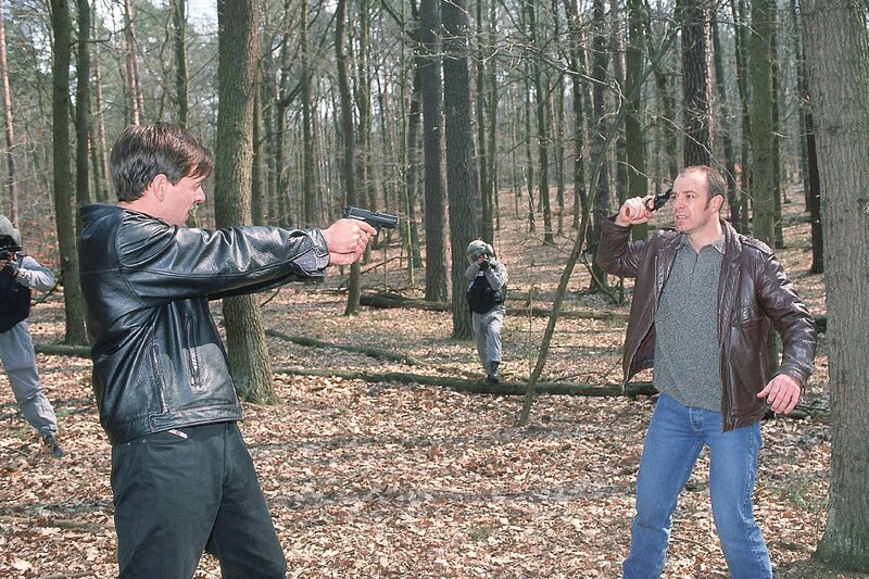 Der Entführer Ralf Porchel (Nik Neureiter, re.) versucht sich bei seiner Verhaftung durch Kommissar Bonhoff (Wolfgang Krewe) das Leben zu nehmen. – Bild: RTL /​ Rolf Baumgartner