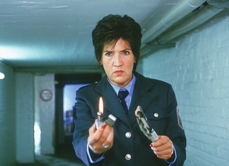 Getarnt als Schließerin Karin Seefeldt verfolgt Walter (Katy Karrenbauer) zielstrebig ihren Racheplan: Sie will Jörg im Heizungskeller von Reutlitz in die Luft sprengen … – Bild: RTL