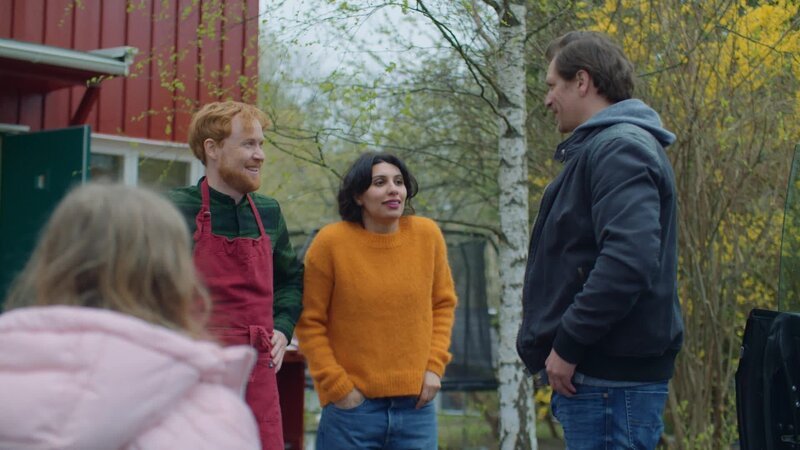 Kenneth (Per Kjerstad) spricht mit Roz (Sara Khorami) und Sverre (Rolf Kristian Larsen) über einen Ausflug mit den Kindern. – Bild: WDR/​NRK /​ KiKA