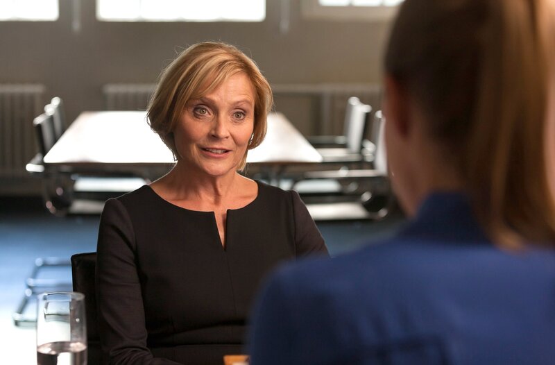 Rosie kommt auf die Wache zu Vicky und meldet ihren Liebhaber Jürgen Bose als vermisst. – Bild: ARD/​Kai Schulz