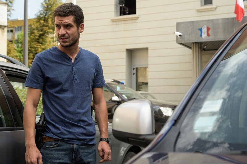 Romain Sauvant (Soufiane Guerrab) ist der neue Polizeichef im Ort und hat die Ermittlungen im Fall der verschwundenen Lily übernommen. – Bild: François Lefebvre