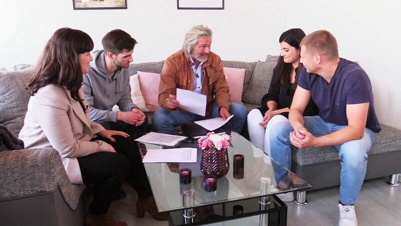 L-R: Anne Brehm, Simon Meinberg, Michel Sawall, Julia und Julian – Bild: RTL+