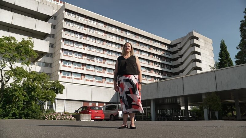 Jacqueline ist Mitte 20, als sie die Diagnose Brustkrebs erhält. Sie und ihr Mann haben damals schon einen zweijährigen Sohn. – Bild: ZDF und ZDF/​Klaus Kerscher