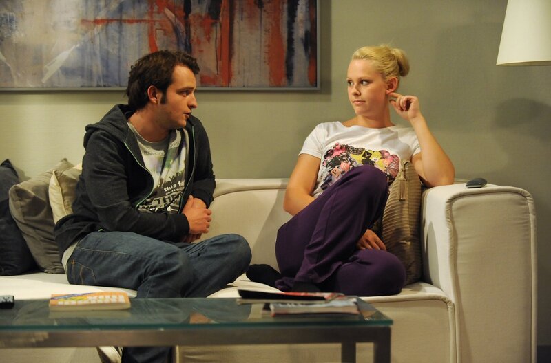 Flori versucht, Yvi aufzumuntern. Von links: Florian Brunner (Tommy Schwimmer) und Yvonne Preissinger (Alexa Eilers). – Bild: BR/​Marco Orlando Pichler