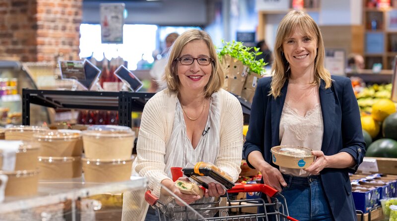 Handelsexpertin Theresa Schleicher (r) erklärt Hauswirtschaftsmeisterin Yvonne Willicks (l), welche To Go Produkte für den Handel besonders lukrativ sind. – Bild: WDR/​Melanie Grande