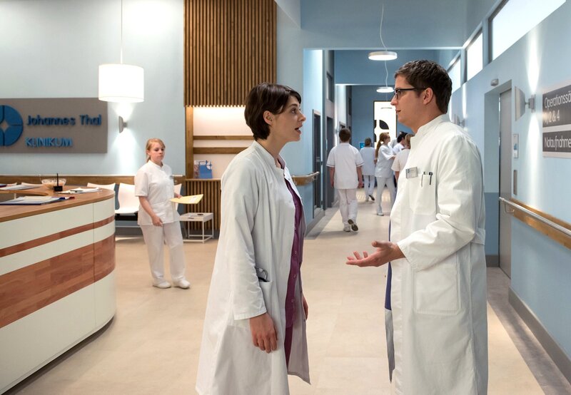 Theresa (Katharina Nesytowa, l.) streitet Elias (Stefan Ruppe, r.). – Bild: ARD/​Jens-Ulrich Koch