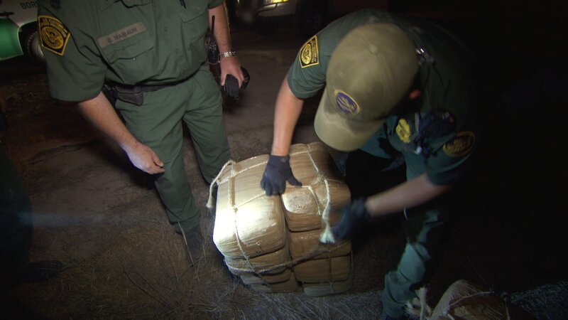 Brownsville, TX, USA: U.S. Border Patrol agents inspect confiscated bundles. – Bild: 2015 National Geographic Partners, LLC. All rights reserved. Lizenzbild frei