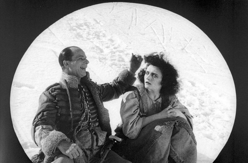 Der „fesche“ Leutnant Alexis (Paul Heidemann) hat sich in die schöne Räubertochter Rischka (Pola Negri) verliebt. – Bild: Friedrich-Wilhelm-Murnau-Stiftung