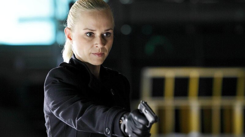 Konrads Freundin Anna (Annett Fleischer) taucht plötzlich bewaffnet in der Lagerhalle auf. Was hat sie vor? – Bild: MG RTL D /​ Guido Engels