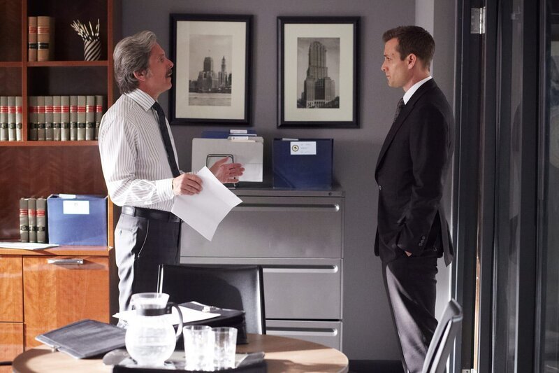 Harvey (Gabriel Macht, r.) verfolgt eine riskante Strategie, um Ava aus der Schusslinie zu bringen. Doch seine Konfrontation mit Staatsanwalt Cameron Dennis (Gary Cole, l.) könnte alles verändern. – Bild: ZDF