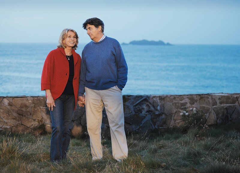 Rosamunde Pilcher – Vier Jahreszeiten: Herbststürme Hand in Hand: Senta Berger als Julia Combe, Tom Conti als Charles – Bild: SRF /​ ZDF /​ Stephen Morley