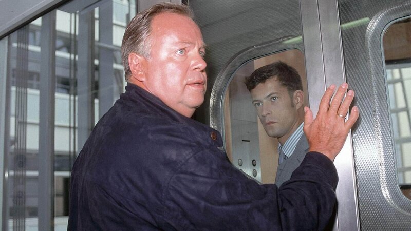 Der verdächtige Tobias Mannsteiner (Jens Eulenberger, re.) flüchtet, als Kommissar Kehler (Wolfgang Bathke) ihn vernehmen will. – Bild: MG RTL D