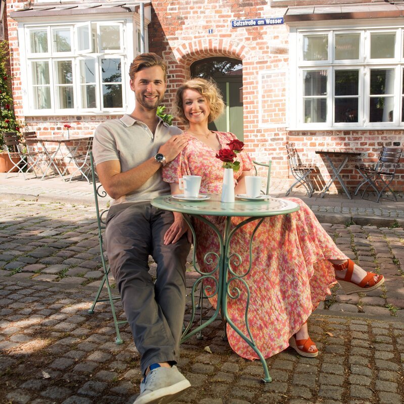 Simon Dahlmann (Thore Lüthje, l.) und Sarah Herzberg (Antonia Jungwirth, r.) – Bild: ARD/​Nicole Manthey /​ ARD-Programmdirektion