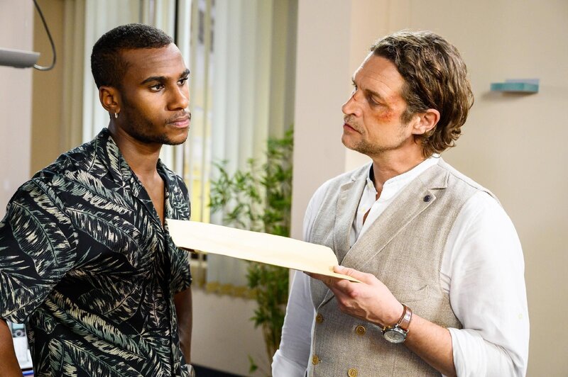Moritz (Tijan Njie, l.) kommt mit Niclas’ (Ron Holzschuh) Umgang und Art nicht klar und gerät wiederholt mit ihm aneinander. – Bild: RTL /​ Willi Weber