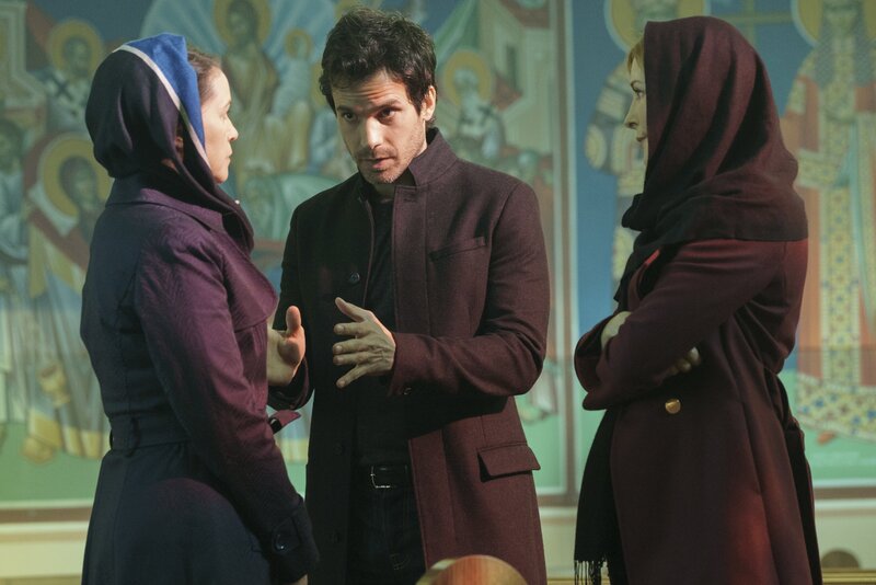 Der Konflikt zwischen Russland und den USA spitzt sich extrem zu. Was steckt hinter dem ominösen Atlas Projekt? Grace (Jennifer Finnigan, r.) und Darius (Santiago Cabrera, M.) hoffen in Russland bei der geheimnisvollen Katya (Irene Poole, l.) auf Antworten … – Bild: Ben Mark Holzberg