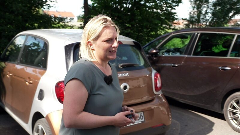 Dustins Eltern überlassen Karola ihren Smart For Four. – Bild: RTLZWEI