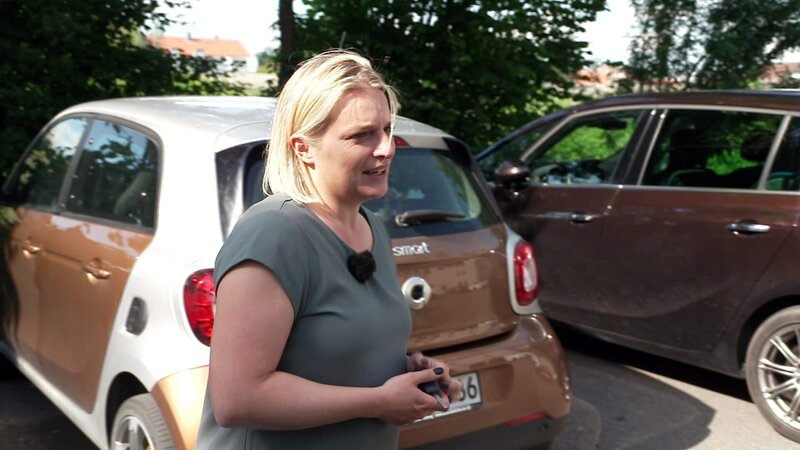 Dustins Eltern überlassen Karola ihren Smart For Four. – Bild: RTLZWEI