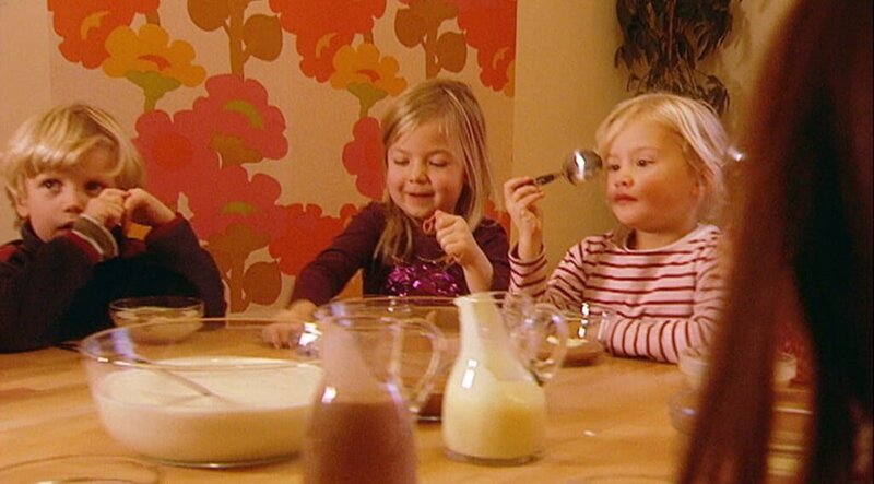 Kinder schneiden wilde Grimassen in Zauberspiegeln, die eigentlich ganz normale Löffel sind. – Bild: WDR/​Die Sendung mit dem Elefanten