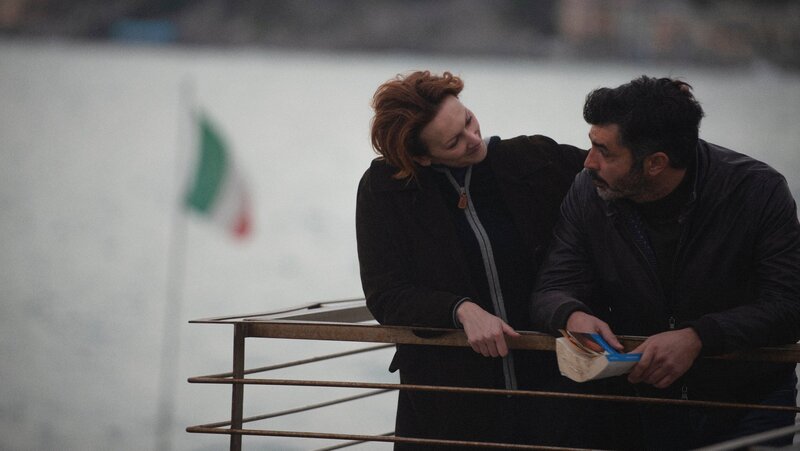 Anita (Pia Lanciotti) versucht, ihren Polizeikollegen Ivan De Santis (Carmine Recano) davon zu überzeugen, dass auf dem Segeltörn ein Verbrechen passiert ist, was die Überlebenden der Polizei verschweigen. – Bild: ZDF und Nicolaj Pennestri