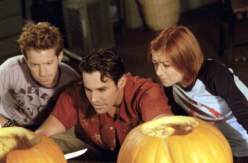 (v.l.n.r.) Oz (Seth Green), Xander (Nicholas Brendon) und Willow (Alyson Hannigan) inspizieren ihre Halloween-Kürbisse. – Bild: RTL /​ Twentieth Century Fox Film Corporation