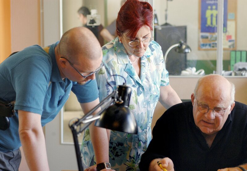 SR Fernsehen TATORT, „Rache-Engel“, Buch: Andreas Föhr und Thomas Letocha, Idee: Jochen Senf, Regie: Robert Sigl. Saarbrücker Tatort-Team mit Ecken und Kanten: Kommissar Max Palu (Jochen Senf, re.), Kollege Stefan Deininger (Gregor Weber) und Kittelschürzen-Spürnase Frau Braun (Alice Hoffmann). – Bild: SR/​Manuela Meyer