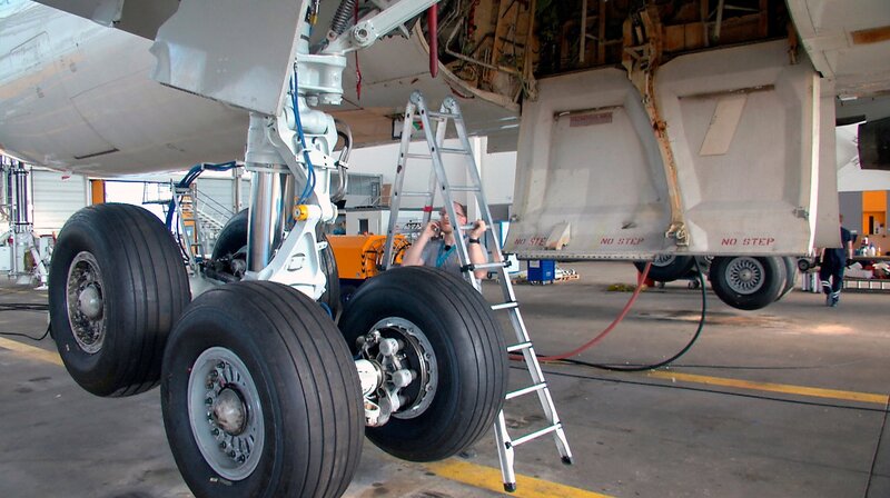 Die Boing 767 ist 21 Jahre alt. Zeit für ein neues Fahrwerk. – Bild: HR